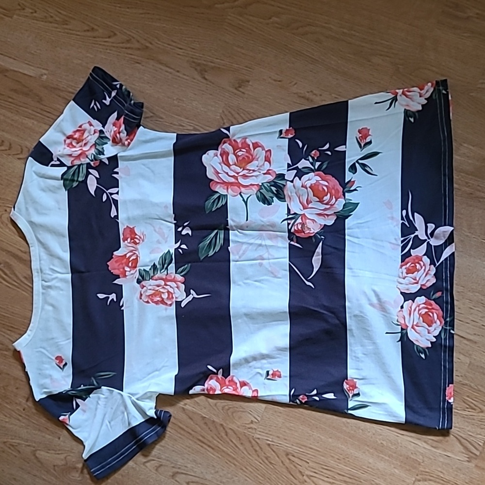 T-Shirt - Picture 2 of 4
